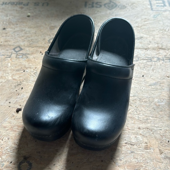 thumbnail image 2 of Dansko XP 2.0 BLACK WATERPROOF PULL UP Slip-Resistant Clogs - Family Footwear Ce 2 of 13